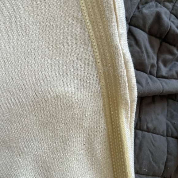 Guess Sweater New with out tags - Picture 4 of 8